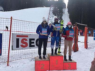podio_F_Slalom_FIS_Val Palot_07_01_2022_1