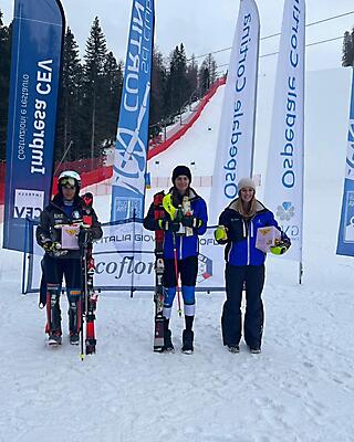 podio_F_Slalom_FIS-NJR_Cortina_11_12_2023